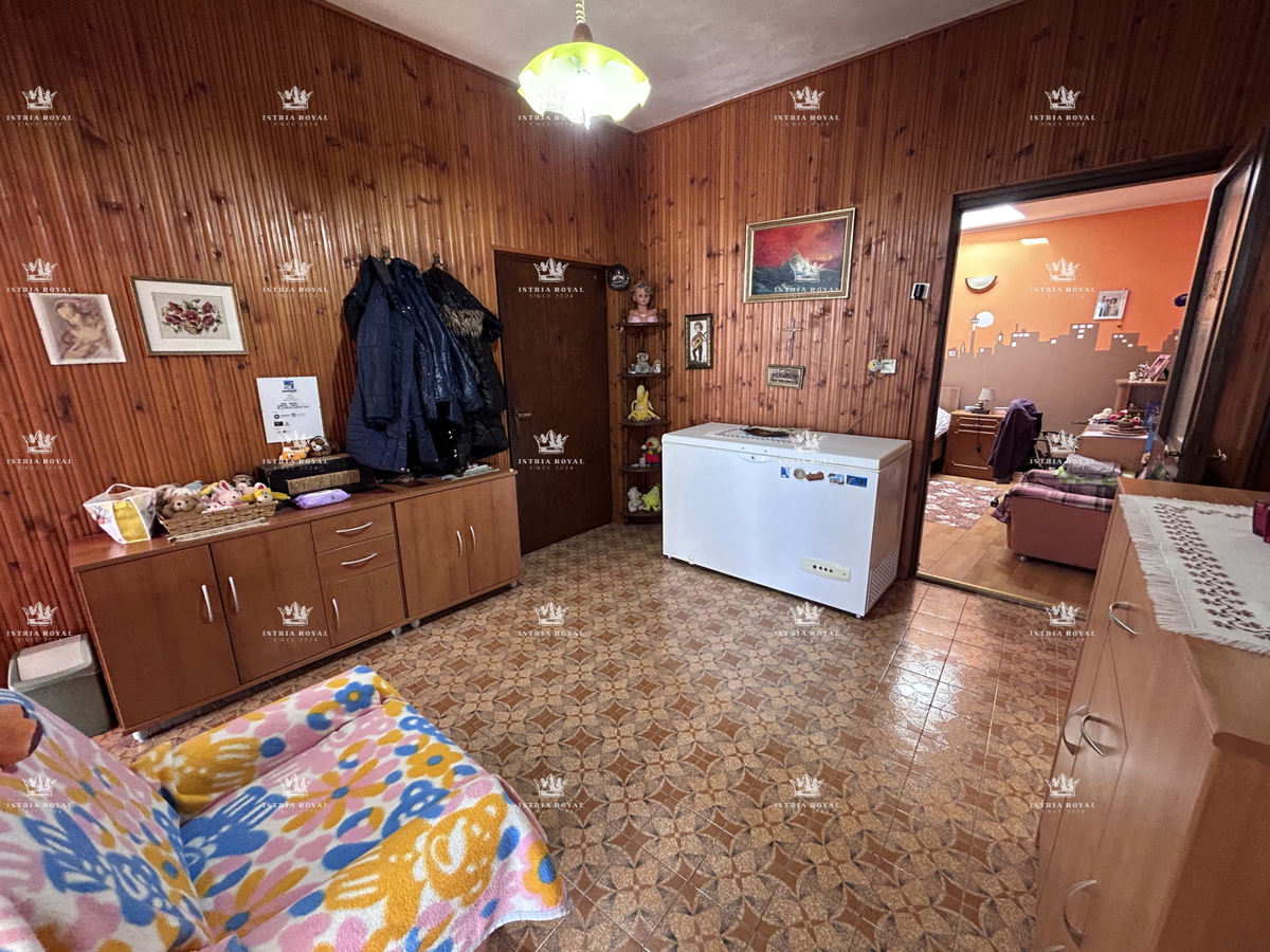 Istria, Buje, casa con vista mare 300m2, giardino, 2 terrazze, cortile