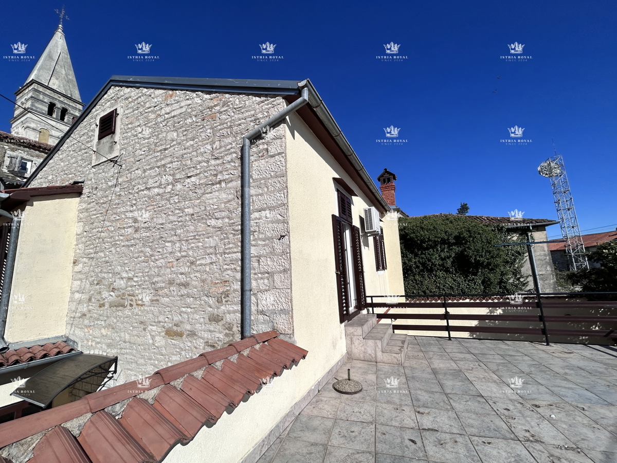 Istria, Buje, casa con vista mare 300m2, giardino, 2 terrazze, cortile