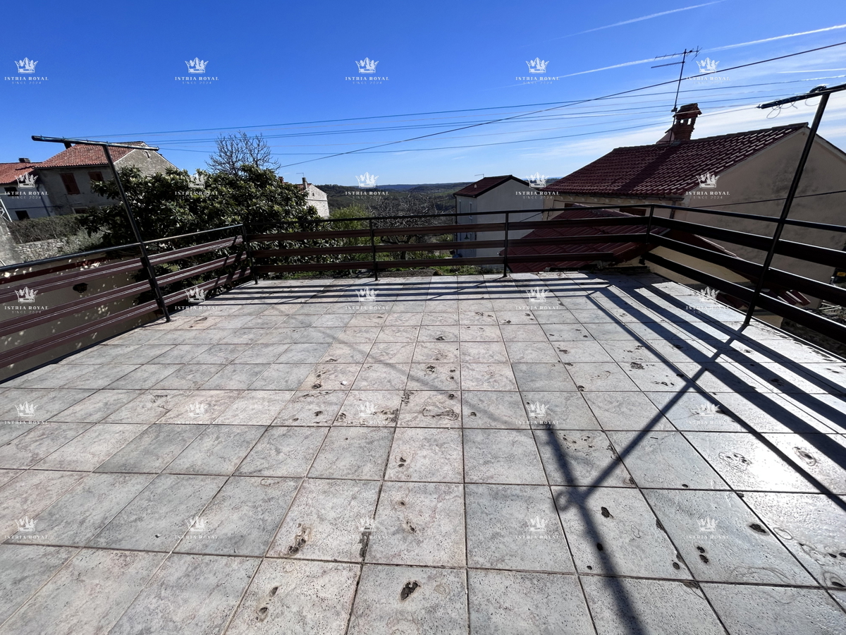 Istria, Buje, casa con vista mare 300m2, giardino, 2 terrazze, cortile