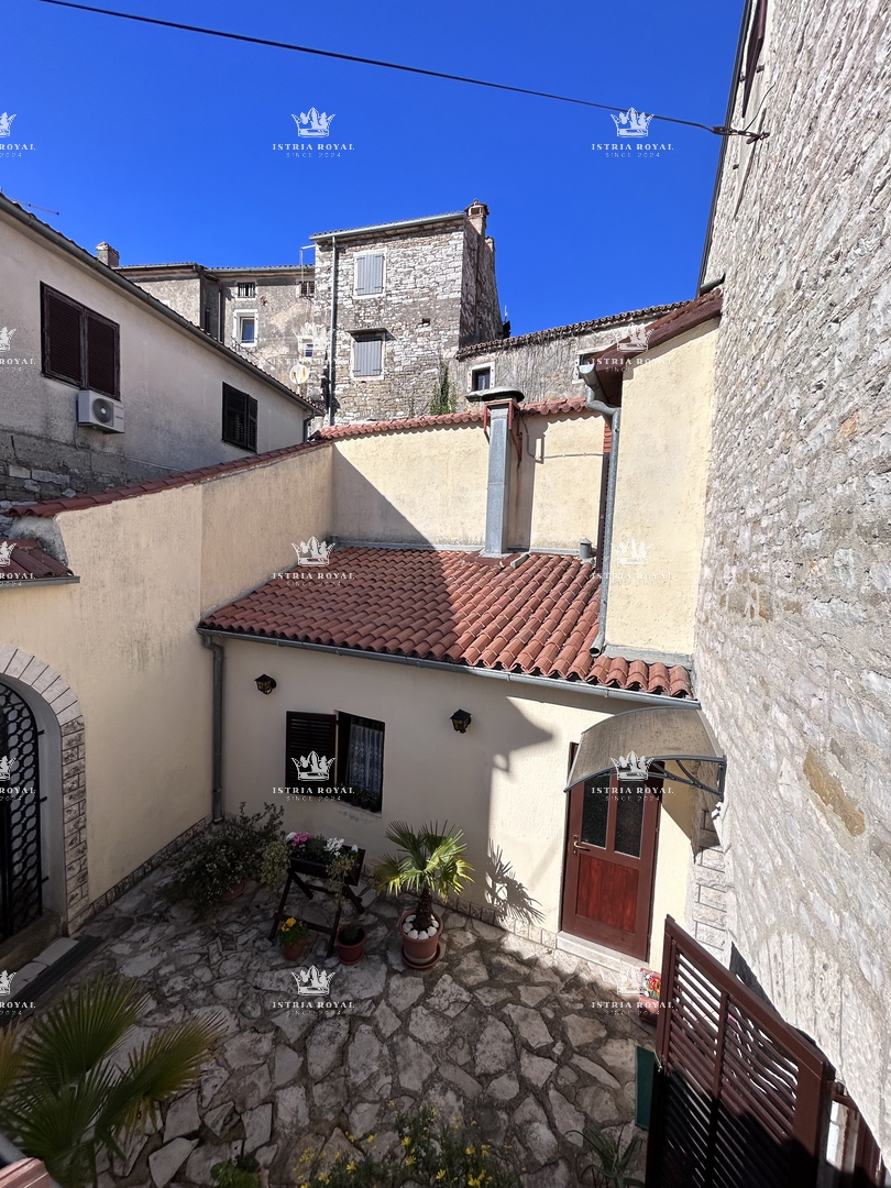 Istria, Buje, casa con vista mare 300m2, giardino, 2 terrazze, cortile