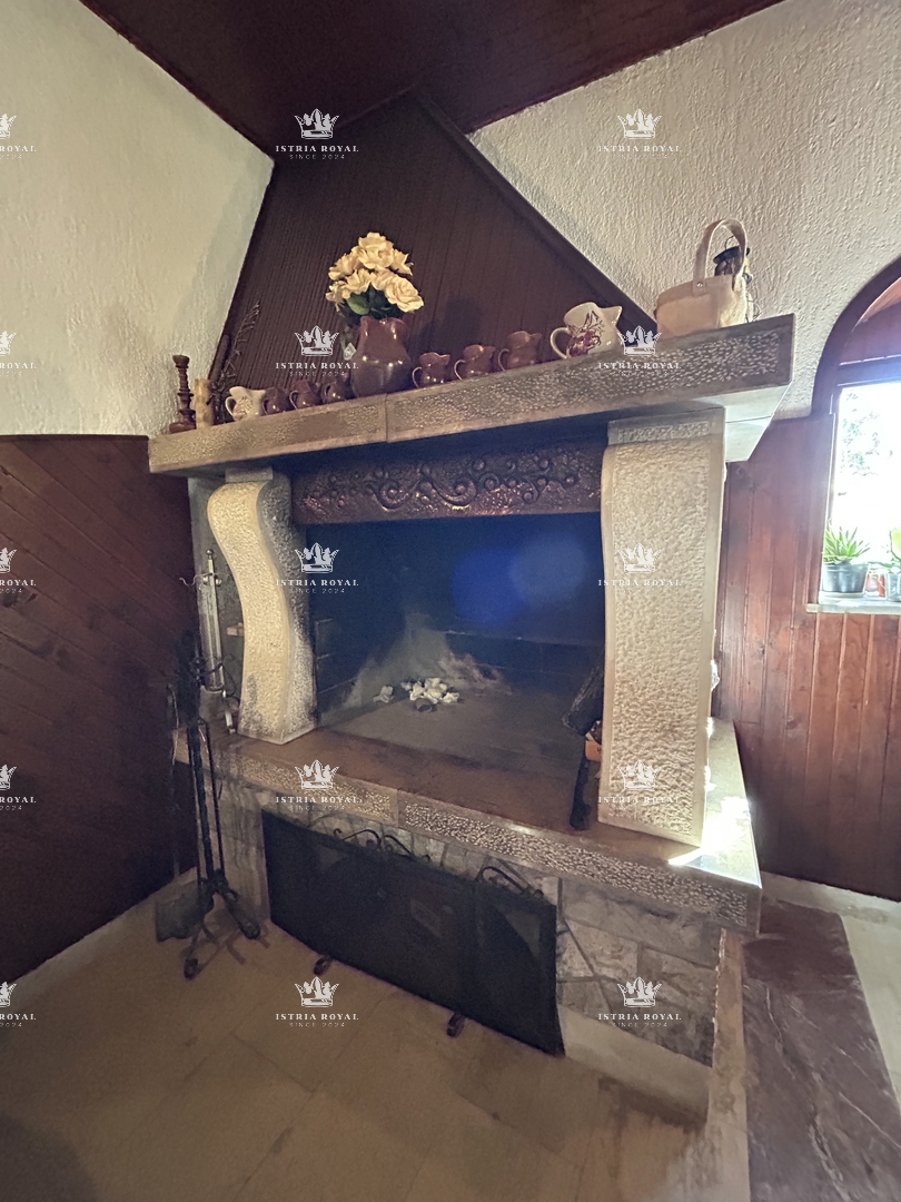 Istria, Buje, casa con vista mare 300m2, giardino, 2 terrazze, cortile