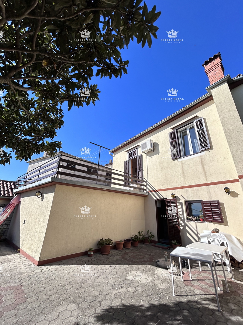 Istria, Buje, casa con vista mare 300m2, giardino, 2 terrazze, cortile