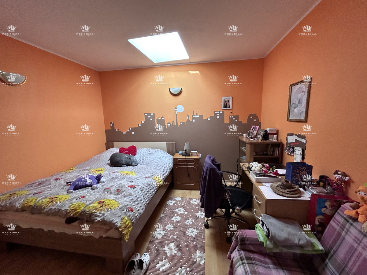 Istria, Buje, casa con vista mare 300m2, giardino, 2 terrazze, cortile