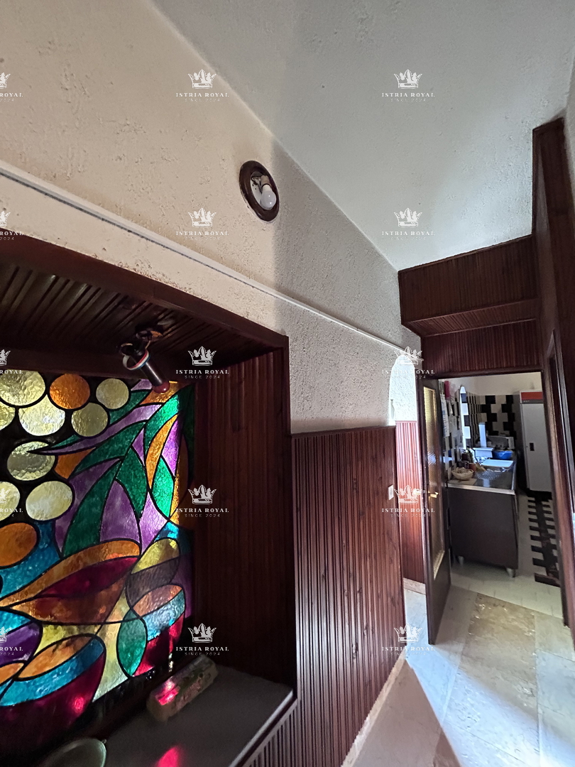 Istria, Buje, casa con vista mare 300m2, giardino, 2 terrazze, cortile