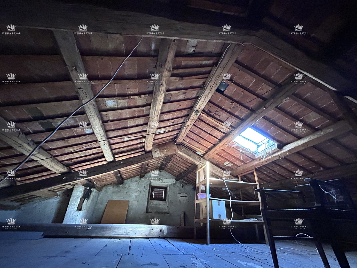 Istria, Buje, casa con vista mare 300m2, giardino, 2 terrazze, cortile