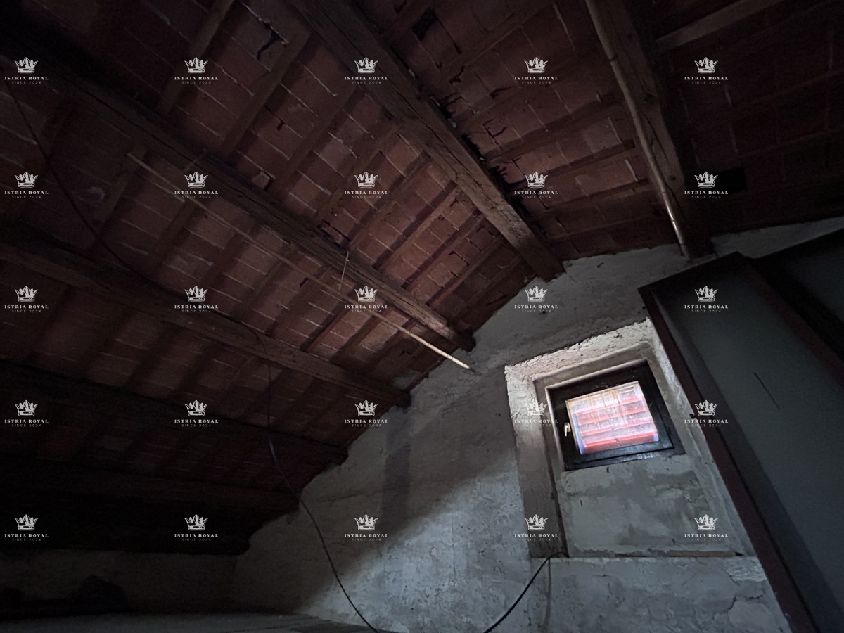 Istria, Buje, casa con vista mare 300m2, giardino, 2 terrazze, cortile