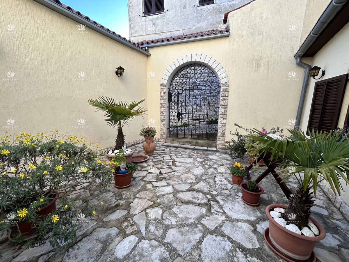 Istria, Buje, casa con vista mare 300m2, giardino, 2 terrazze, cortile