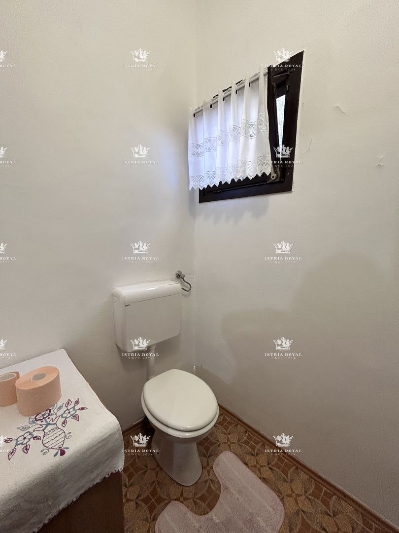 Istria, Buje, casa con vista mare 300m2, giardino, 2 terrazze, cortile