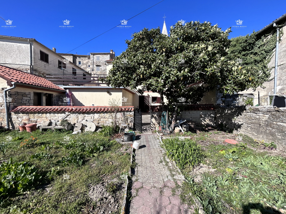 Istria, Buje, casa con vista mare 300m2, giardino, 2 terrazze, cortile