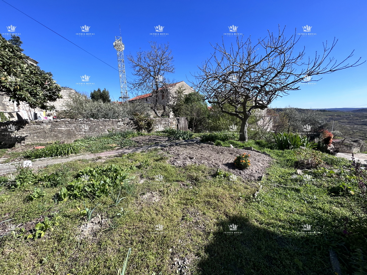 Istria, Buje, casa con vista mare 300m2, giardino, 2 terrazze, cortile