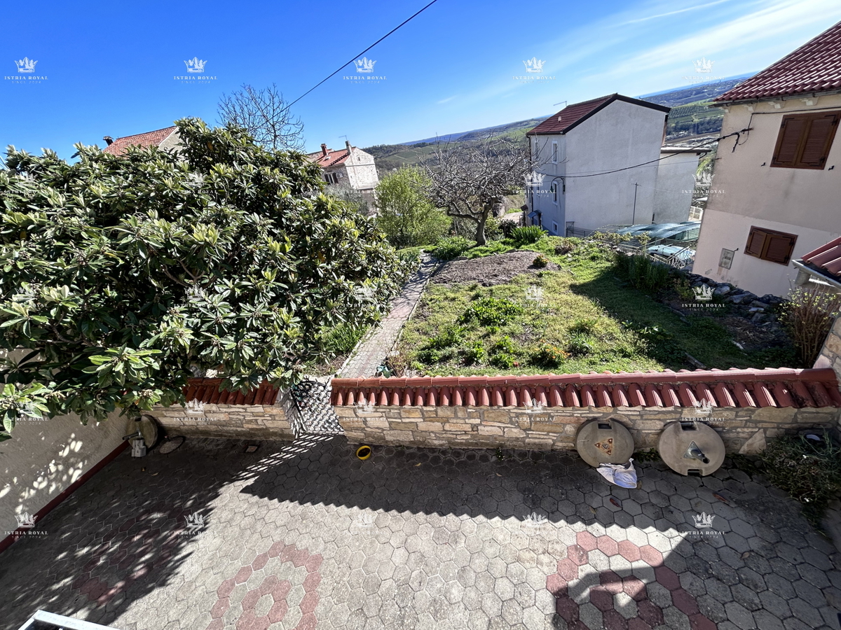 Istria, Buje, casa con vista mare 300m2, giardino, 2 terrazze, cortile