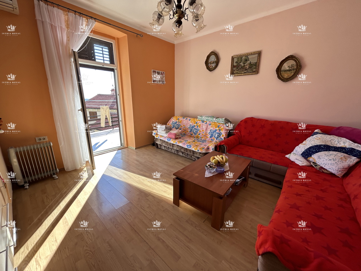 Istria, Buje, casa con vista mare 300m2, giardino, 2 terrazze, cortile