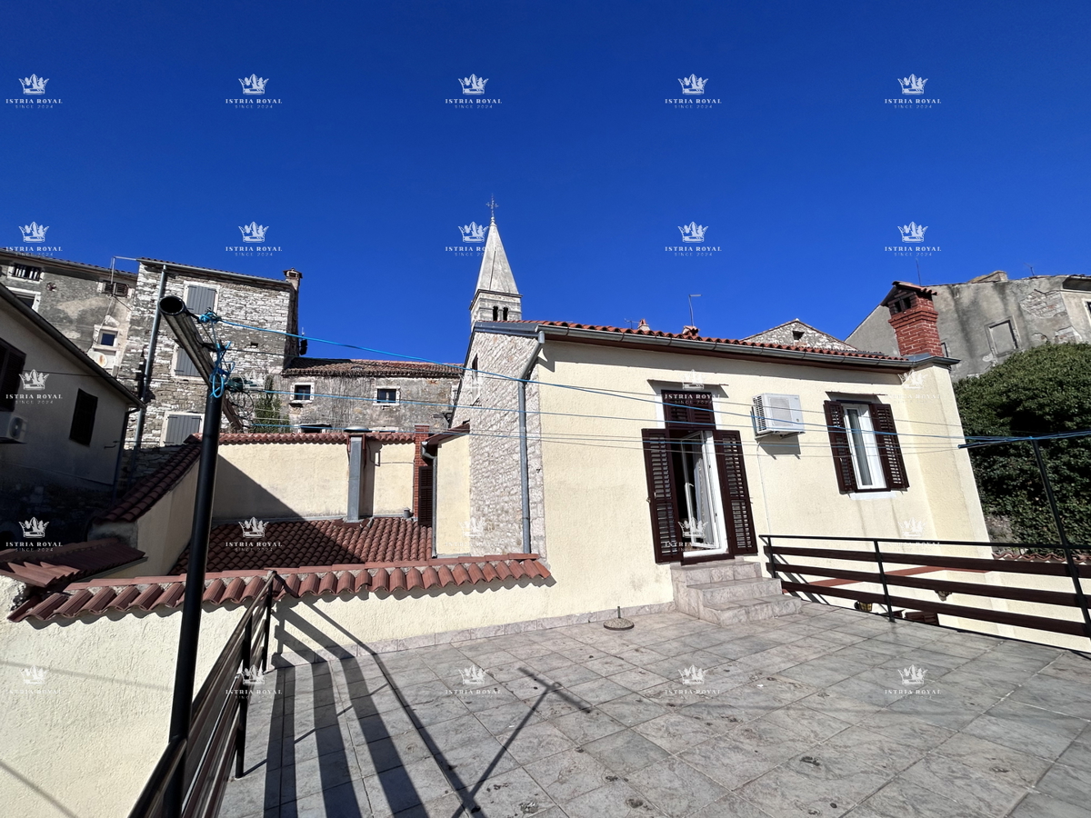 Istria, Buje, casa con vista mare 300m2, giardino, 2 terrazze, cortile