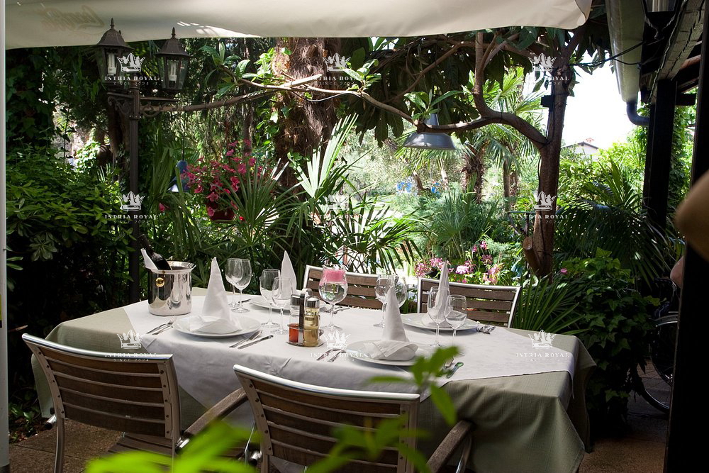 Istria, Novigrad, Hotel 14 camere, Ristorante, terreno, parcheggio, vicinanza al mare e alla spiaggia