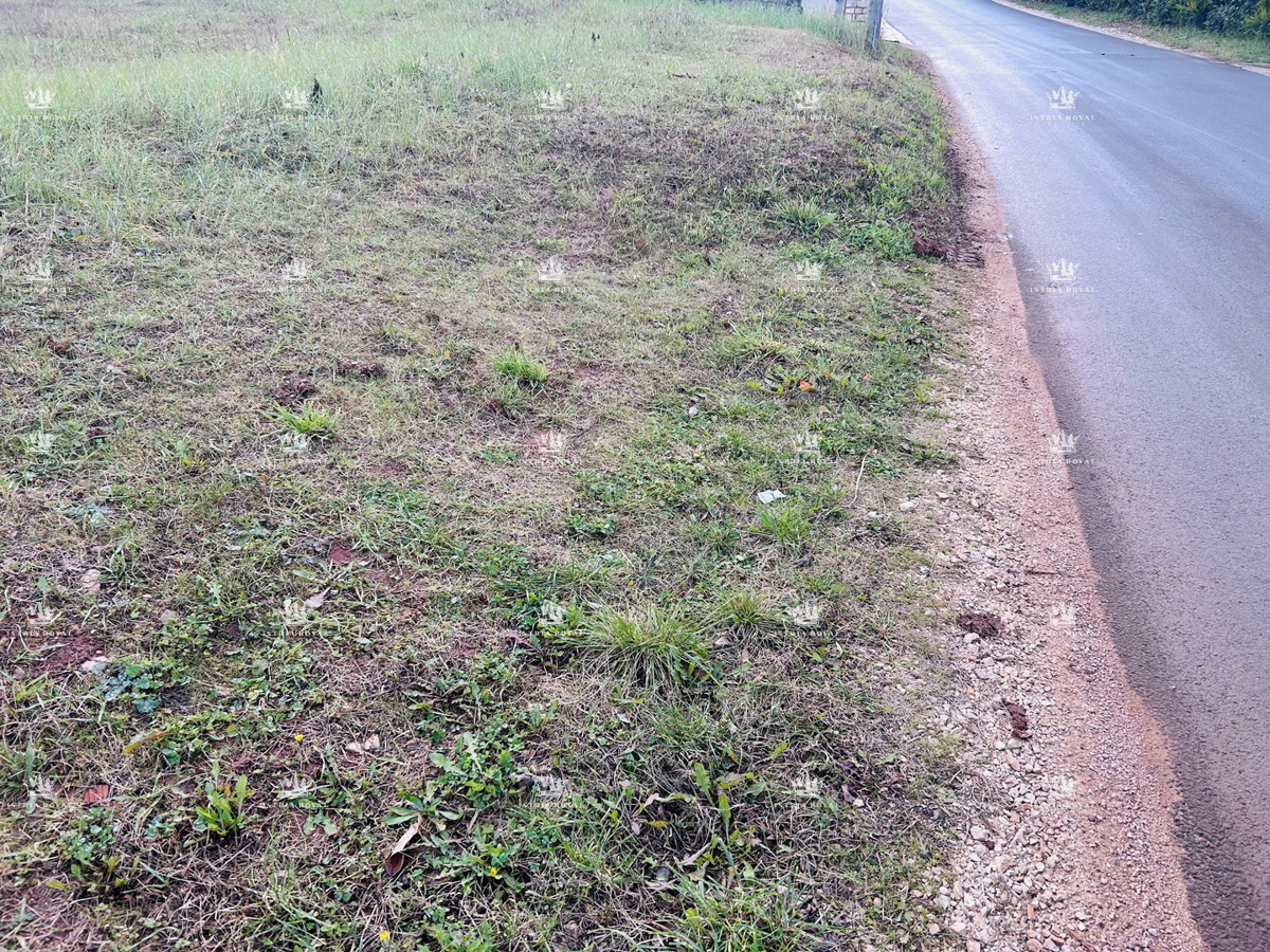 Umag, Juricani, terreno edificabile 900 m2, elettricità, acqua, fognatura, destinazione residenziale, strada asfaltata