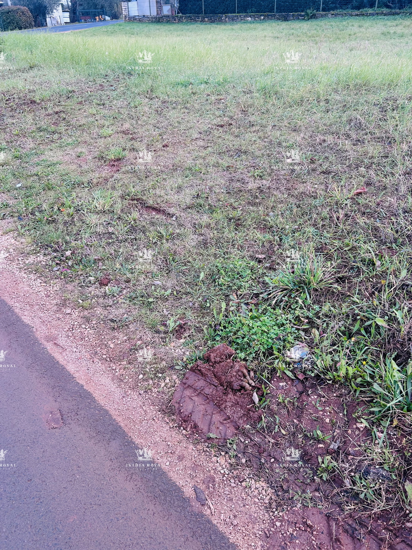 Umag, Juricani, terreno edificabile 900 m2, elettricità, acqua, fognatura, destinazione residenziale, strada asfaltata