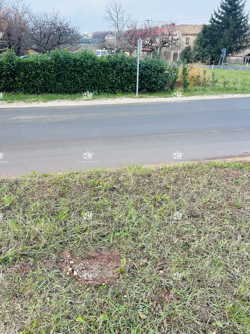 Umag, Juricani, terreno edificabile 900 m2, elettricità, acqua, fognatura, destinazione residenziale, strada asfaltata