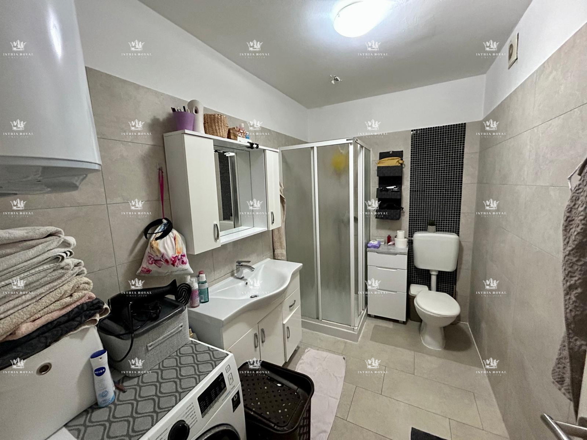 Istra, Novigrad, appartamento 65m2, 2 camere da letto, bagno, parcheggio