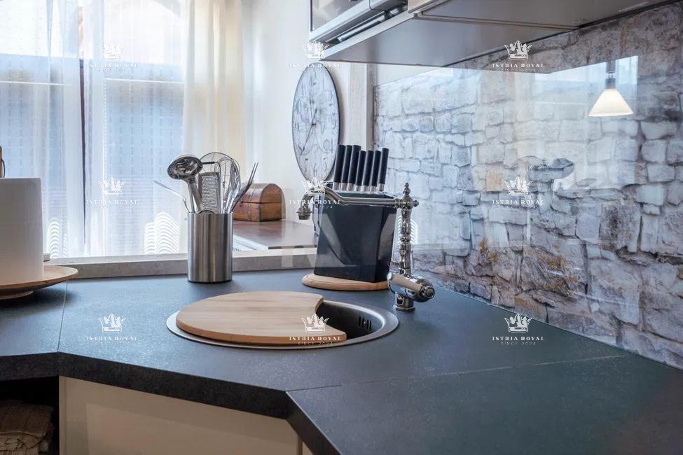 Istra, Kaštel, Buje, casa 110m2, 2 camere da letto + soggiorno doppio