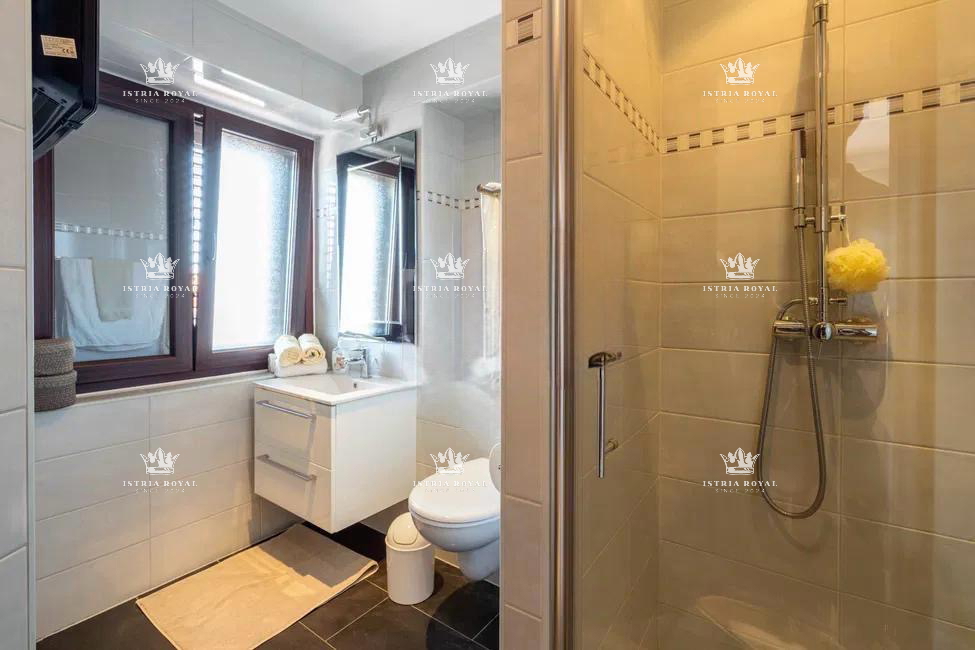 Istra, Kaštel, Buje, casa 110m2, 2 camere da letto + soggiorno doppio