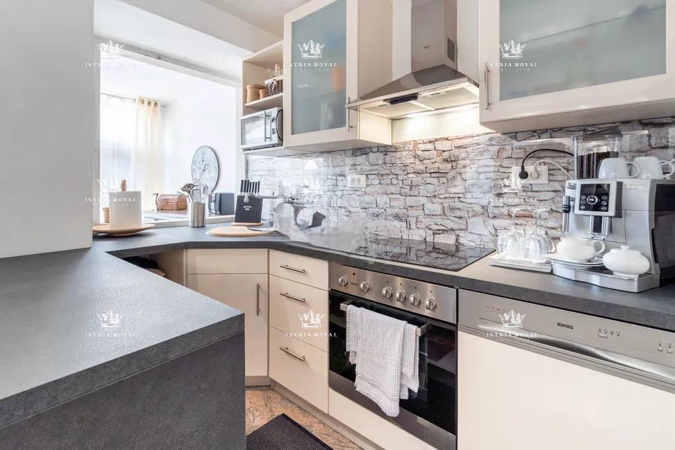 Istra, Kaštel, Buje, casa 110m2, 2 camere da letto + soggiorno doppio