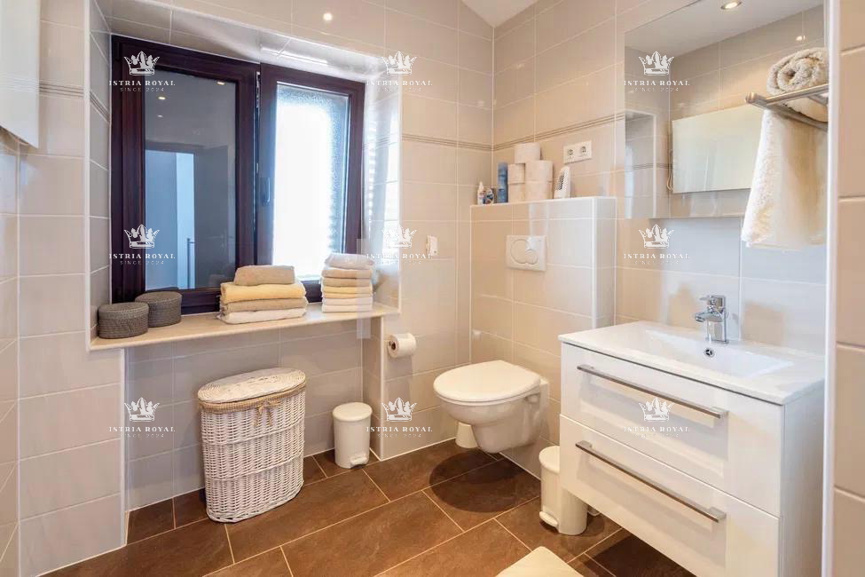 Istra, Kaštel, Buje, casa 110m2, 2 camere da letto + soggiorno doppio