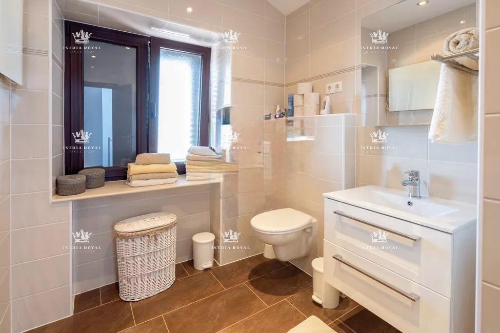 Istra, Kaštel, Buje, casa 110m2, 2 camere da letto + soggiorno doppio