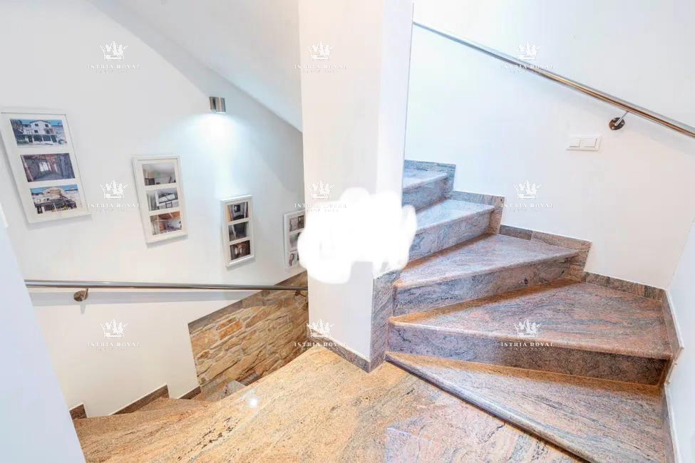 Istra, Kaštel, Buje, casa 110m2, 2 camere da letto + soggiorno doppio