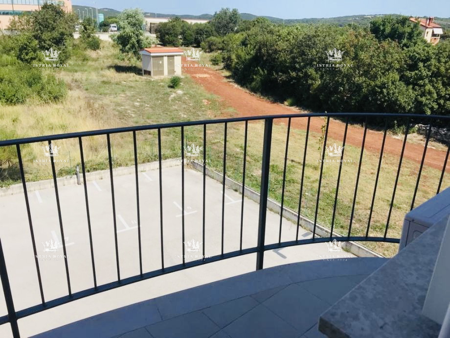 Istra, Rovinj, appartamento 69m2, 2 camere da letto + soggiorno, balcone, parcheggio