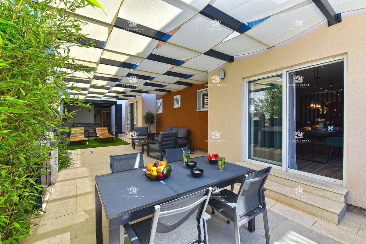 Istra, Pula, Pješčana uvala, vendita di un appartamento di lusso con giardino, orto, a 150m dal mare, nuova costruzione, investimento.