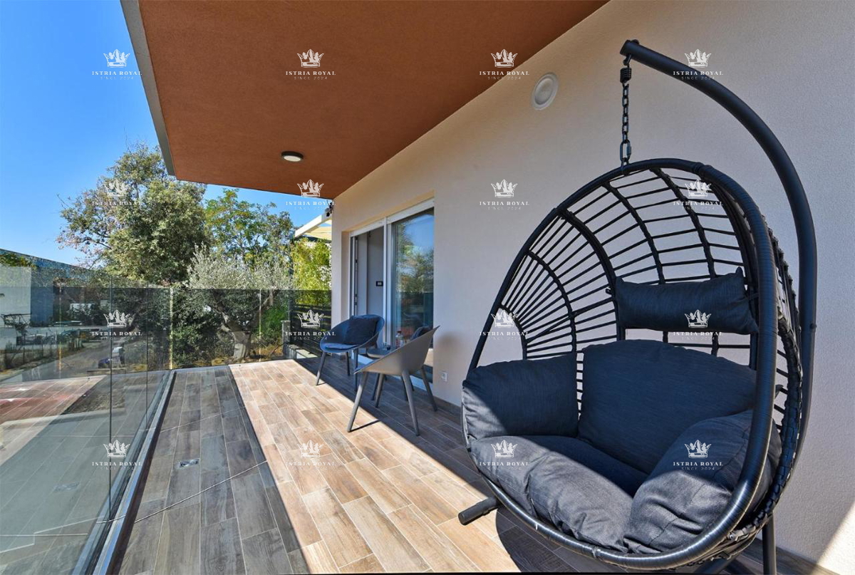 Istra, Pula, Pješčana uvala, vendita di un appartamento di lusso con giardino, orto, a 150m dal mare, nuova costruzione, investimento.