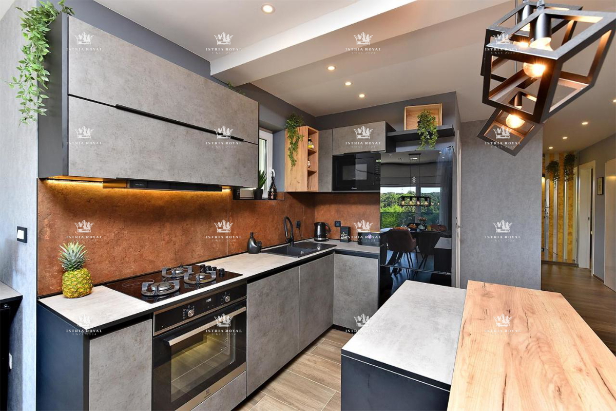 Istra, Pula, Pješčana uvala, vendita di un appartamento di lusso con giardino, orto, a 150m dal mare, nuova costruzione, investimento.