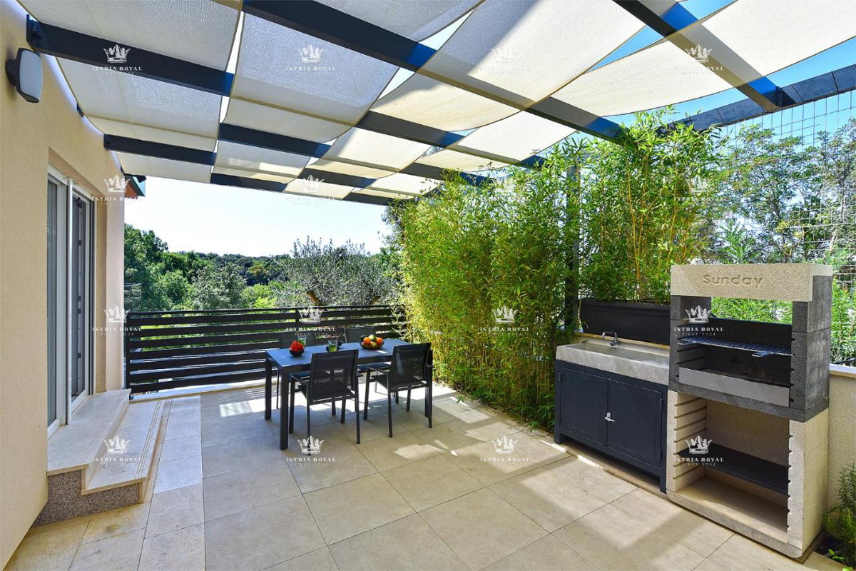 Istra, Pula, Pješčana uvala, vendita di un appartamento di lusso con giardino, orto, a 150m dal mare, nuova costruzione, investimento.