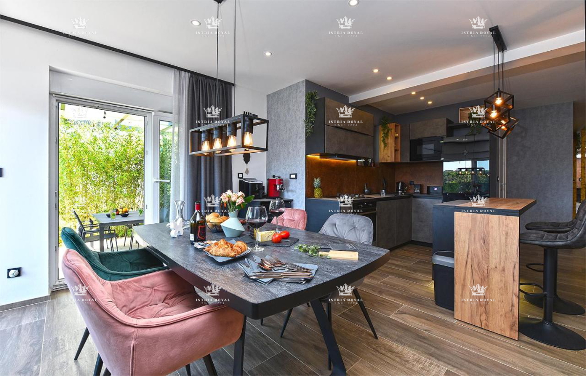 Istra, Pula, Pješčana uvala, vendita di un appartamento di lusso con giardino, orto, a 150m dal mare, nuova costruzione, investimento.