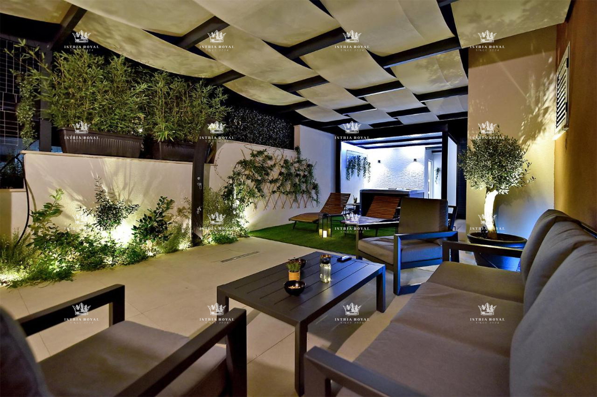 Istra, Pula, Pješčana uvala, vendita di un appartamento di lusso con giardino, orto, a 150m dal mare, nuova costruzione, investimento.