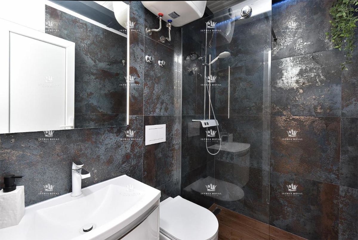 Istra, Pula, Pješčana uvala, vendita di un appartamento di lusso con giardino, orto, a 150m dal mare, nuova costruzione, investimento.