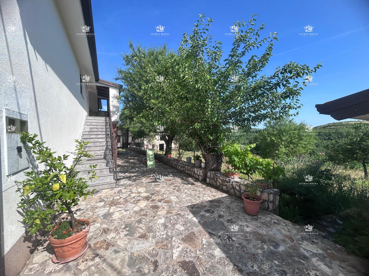 Esclusiva tenuta in Istria di 7.500 m² – 270 m² di casa + 2 strutture agricole | Vista sulla natura, vicino al mare e al confine