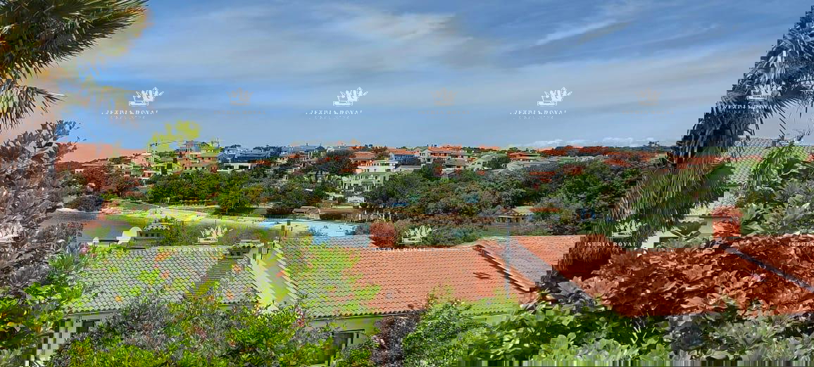 ISTRIA – SAND BAY - Luxury villa in the first row to the sea with a view, landscaped garden and garage – 380 m²