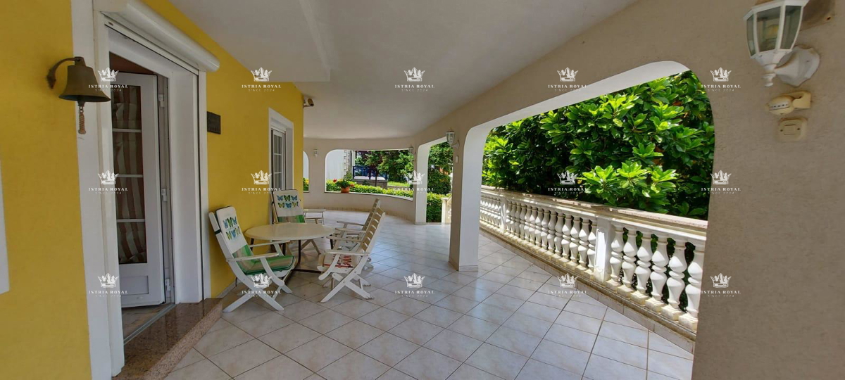ISTRIA – SAND BAY - Luxury villa in the first row to the sea with a view, landscaped garden and garage – 380 m²