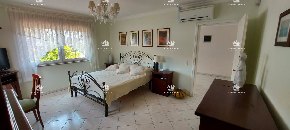 ISTRIA – SAND BAY - Luxury villa in the first row to the sea with a view, landscaped garden and garage – 380 m²