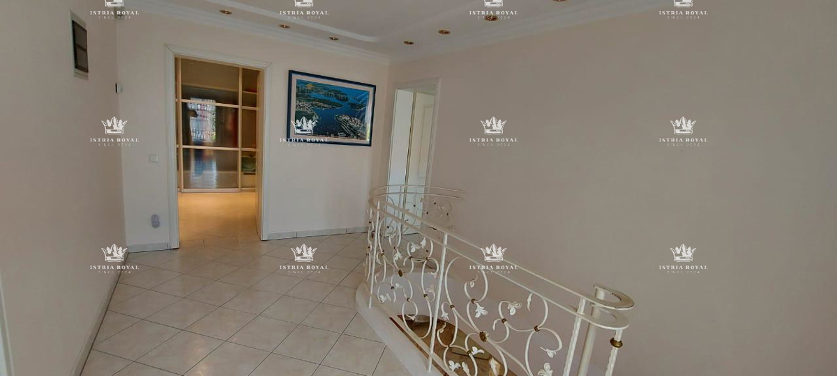 ISTRIA – SAND BAY - Luxury villa in the first row to the sea with a view, landscaped garden and garage – 380 m²