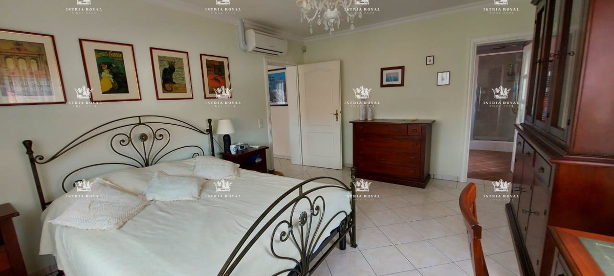 ISTRIA – SAND BAY - Luxury villa in the first row to the sea with a view, landscaped garden and garage – 380 m²