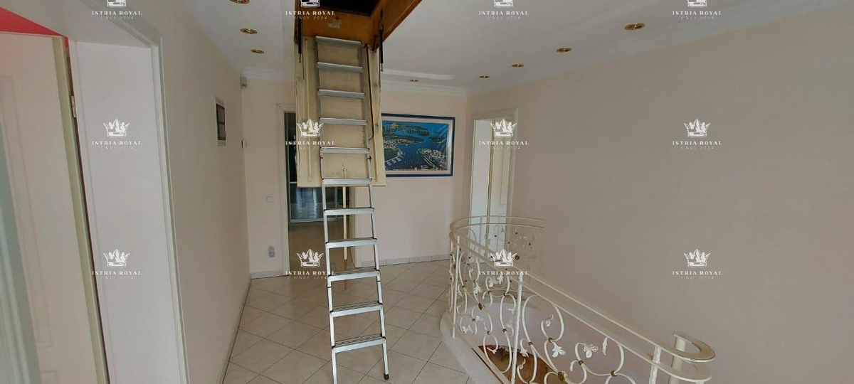 ISTRIA – SAND BAY - Luxury villa in the first row to the sea with a view, landscaped garden and garage – 380 m²