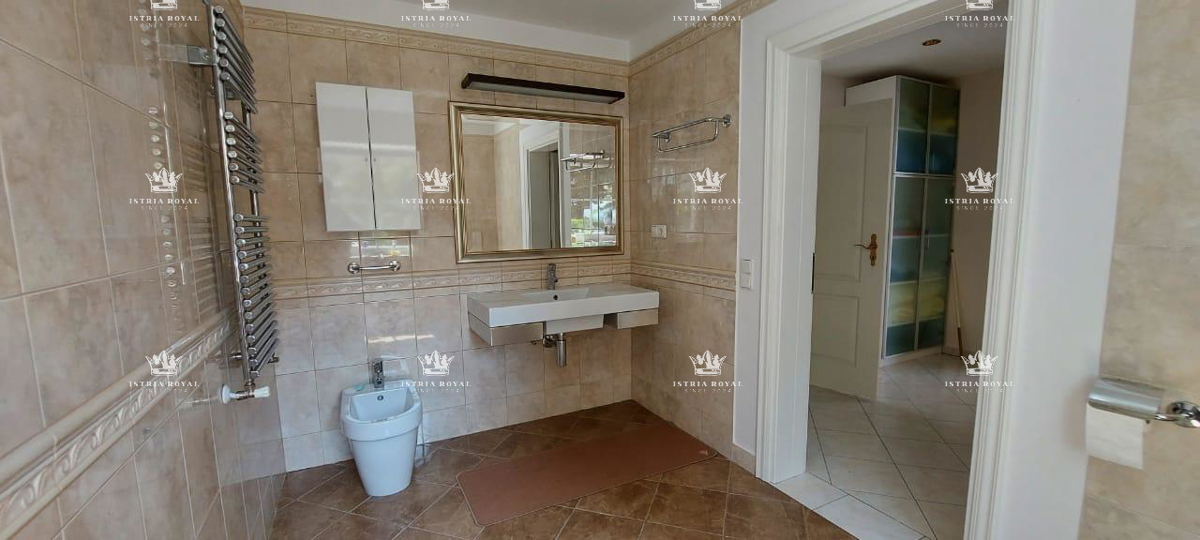ISTRIA – SAND BAY - Luxury villa in the first row to the sea with a view, landscaped garden and garage – 380 m²