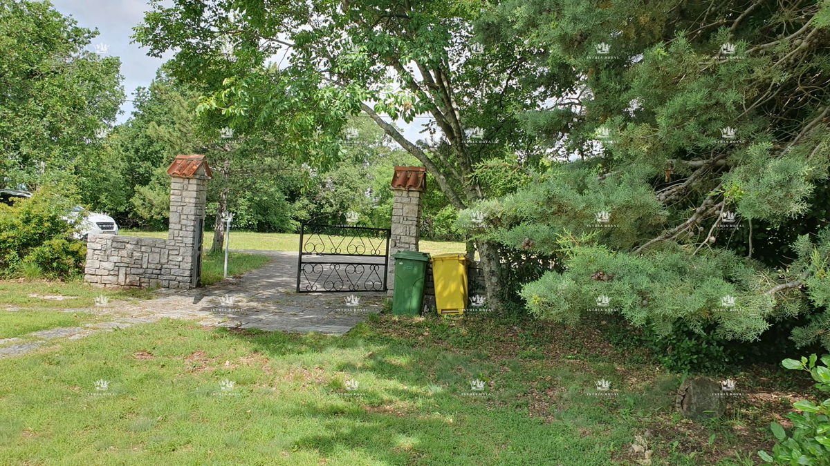 Villa unica isolata con 13.402 m² di terreno vicino a Labin – Due case, enoteca e vista sulla natura.