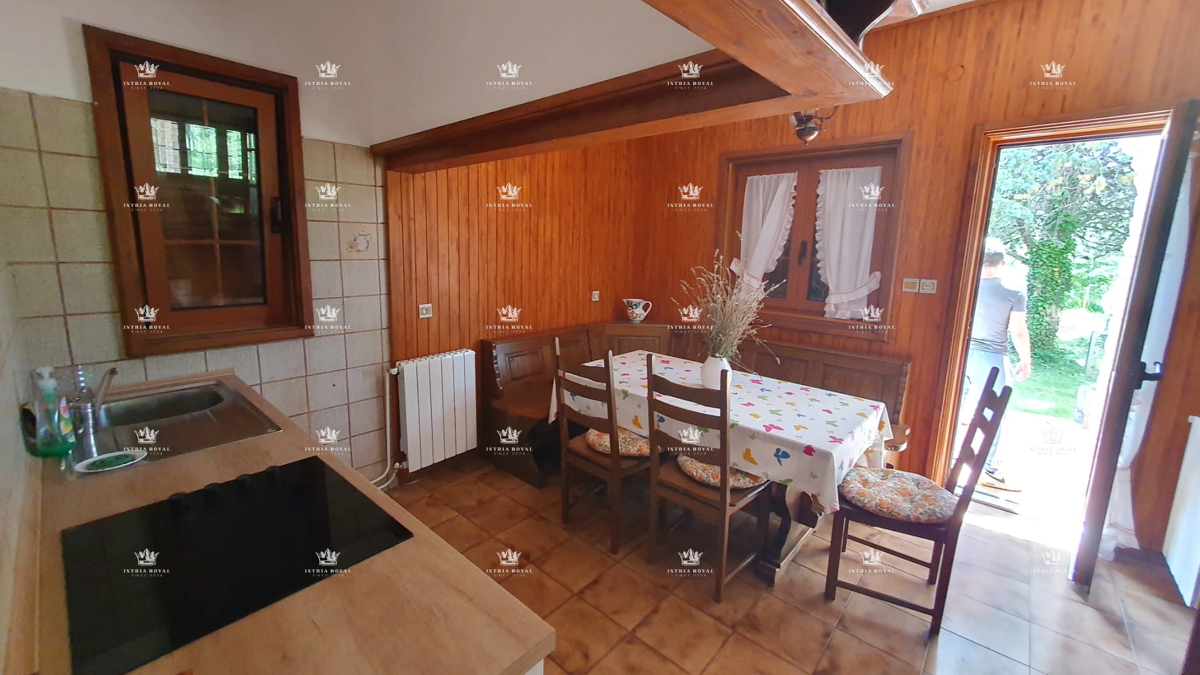 Villa unica isolata con 13.402 m² di terreno vicino a Labin – Due case, enoteca e vista sulla natura.