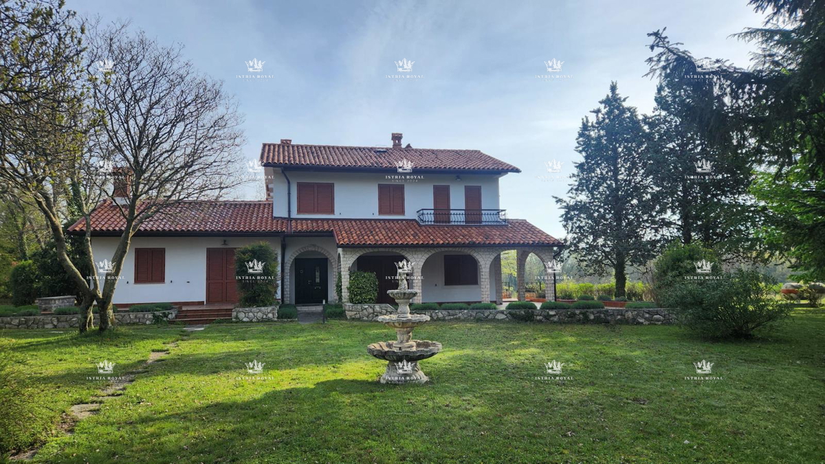 Villa unica isolata con 13.402 m² di terreno vicino a Labin – Due case, enoteca e vista sulla natura.
