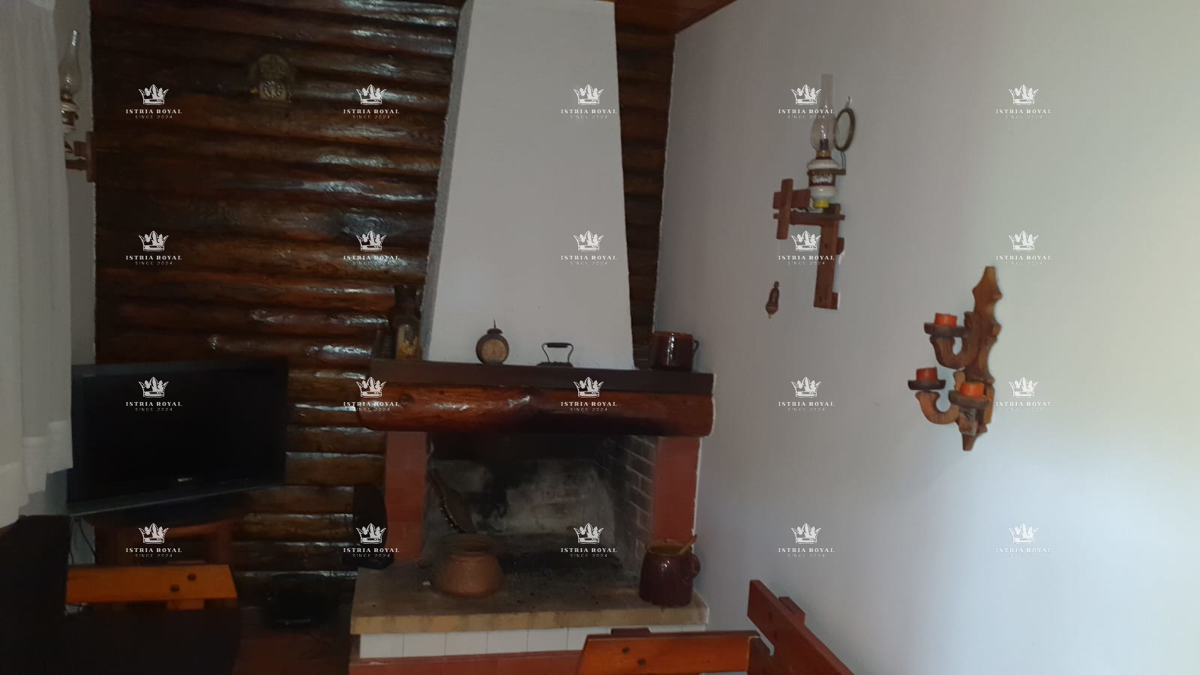 Villa unica isolata con 13.402 m² di terreno vicino a Labin – Due case, enoteca e vista sulla natura.