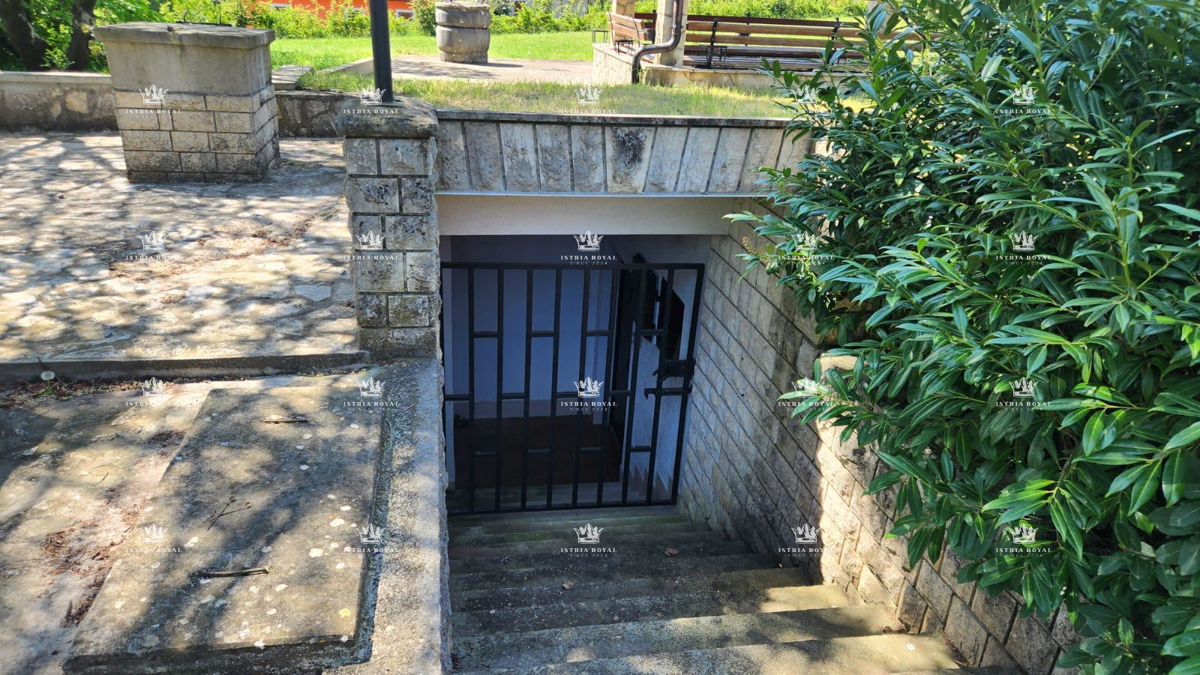 Villa unica isolata con 13.402 m² di terreno vicino a Labin – Due case, enoteca e vista sulla natura.