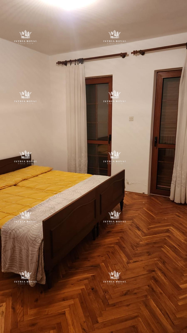 Villa unica isolata con 13.402 m² di terreno vicino a Labin – Due case, enoteca e vista sulla natura.